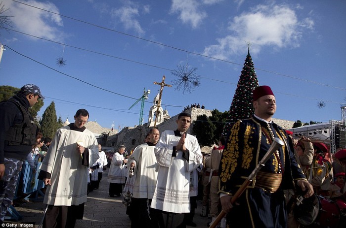 Người dân Bethlehem diễu hành trong ngày Giáng sinh.