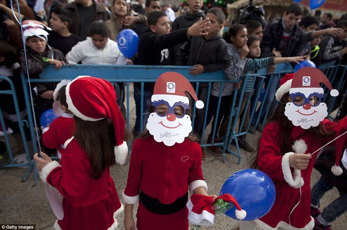 Trẻ em Palestine ăn mừng lễ Noel ở Bethlehem.