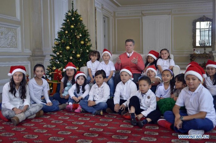 Tổng thống Colombia Juan Manuel Santos tiếp đón các em nhỏ tới dinh thực của ông ở thủ đô Bogota trong đêm Noel.