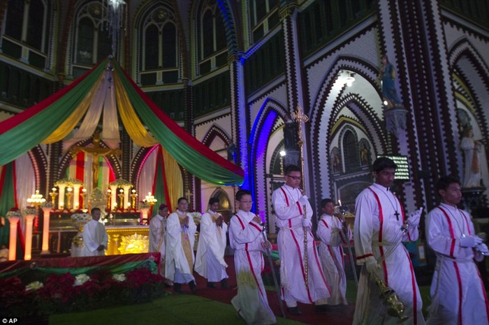 Các linh mục Myanmar trong lễ rước đầy màu sắc tại nhà thờ Saint Mary ở Yangon.