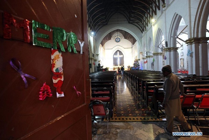 Một nhà thờ của người Thiên Chúa giáo được trang hoàng lộng lẫy trông dịp Giáng sinh ở Peshawar, Pakistan.