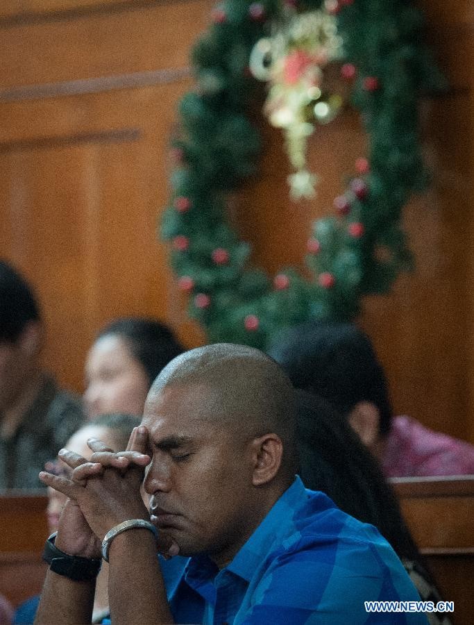Một người đàn ông đang cầu nguyện trong ngày Giáng sinh tại nhà thờ ở Jakarta, Indonesia.
