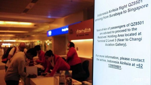 Bảng hiệu thông báo về chuyến bay đến AirAsia QZ8501 tại sân bay quốc tế Singapore.