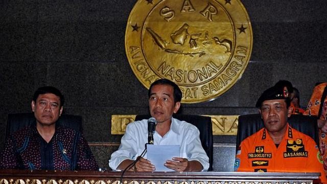 Tổng thống Indonesia Joko Widodo có mặt trực tiếp chỉ đạo công tác tìm kiếm cứu nạn tại Surabaya.