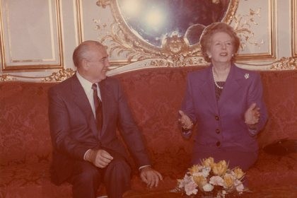 Bà Thatcher tiếp đón lãnh đạo Liên Xô Gorbachev tại London năm 1984.