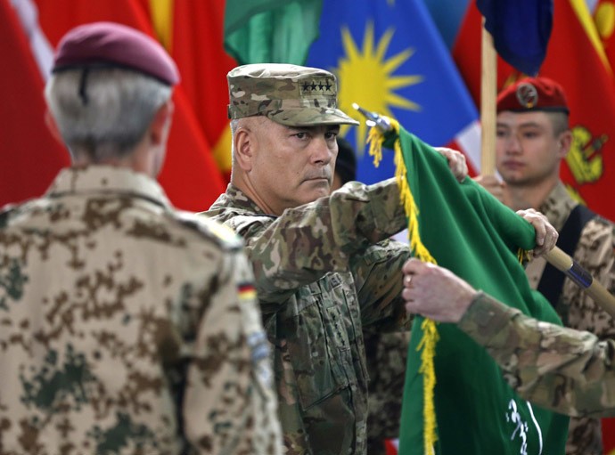 Lực lượng NATO trong lễ hạ cờ rút quân.