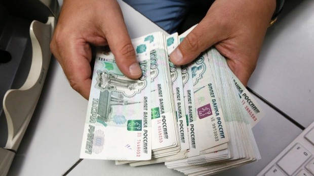 Tỷ giá đồng rúp đã tăng trở lại do các động thái tích cực nhằm ổn định thị trường tiền tệ của chính phủ Nga.