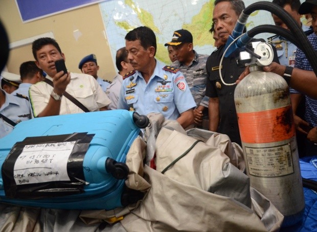 Các lực lượng chức năng Indonesia đang thu thập các thi thể và phần còn lại của chiếc máy bay trong điều kiện thời tiết trên biển Java đang rất xấu.