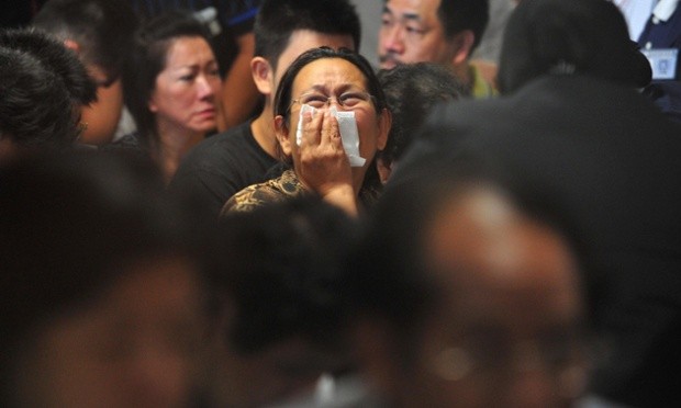 Thân nhân bị sốc khi chứng kiến cảnh vớt thi thể nạn nhân AirAsia.