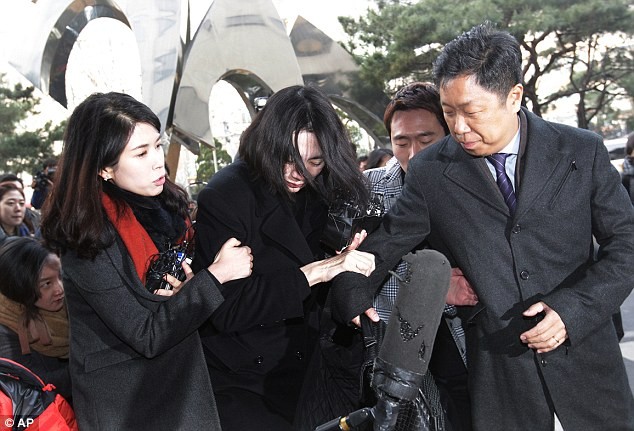 Bà Cho Huyn-ah xuất hiện tại cuộc họp báo công khai xin lỗi về sự cố do mình gây ra.