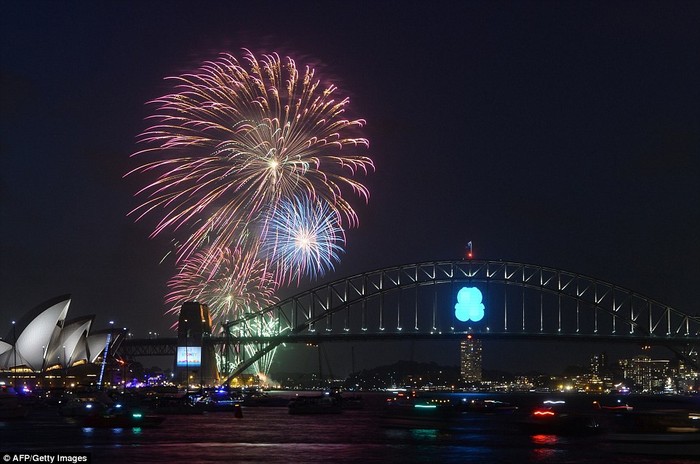 Hơn 1,6 triệu người đã đổ về Sydney để thưởng thức màn bắn pháo hoa.