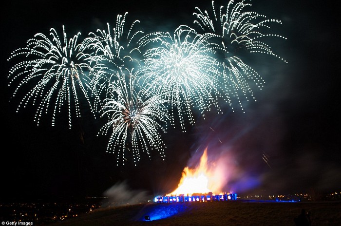 Pháo hoa chào năm mới được bắn từ Calton Hill trong lễ hội Hogmanay ở Edinburgh.