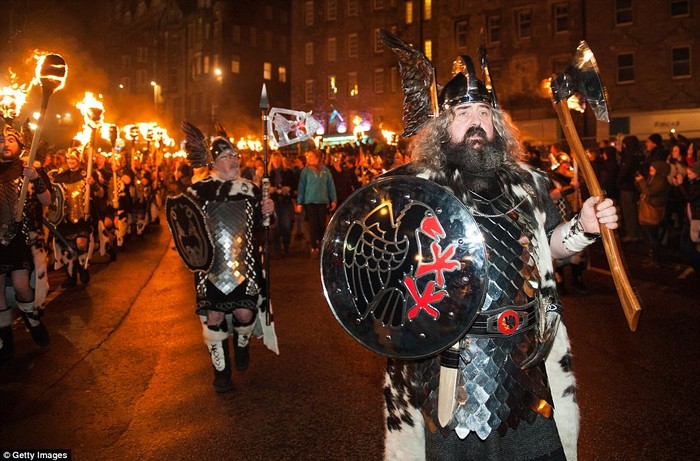 Những người đàn ông ăn mặc như người Viking tham gia lễ hội rước đuốc tại Edinburgh trong lễ Hogmanay.