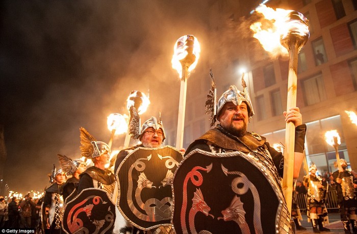 Người Scotland tham gia lễ hội rước đuốc truyền thống trước năm mới.