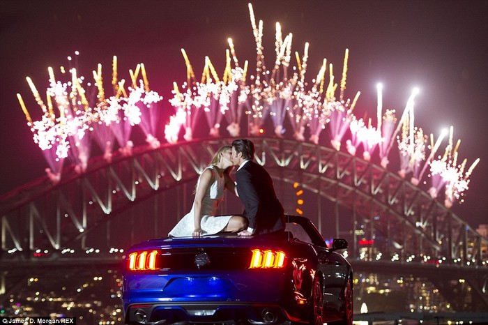 Demi Bryant, 22 tuổi, và James Hundt, 28 tuổi, đón năm mới tại Sydney bằng nụ hôn say đắm.