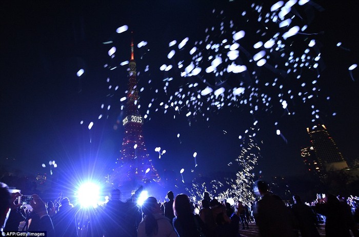 Hơn 2.000 người đã tập trung ở tháp Tokyo, Nhật Bản để thả bóng bay trong đêm giao thừa.
