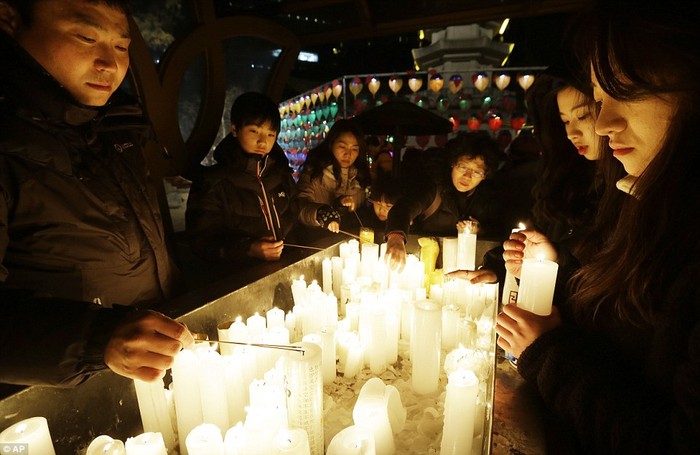Người dân thắp nến tại chùa Jogye, Seoul, Hàn Quốc cầu nguyện cho năm mới.