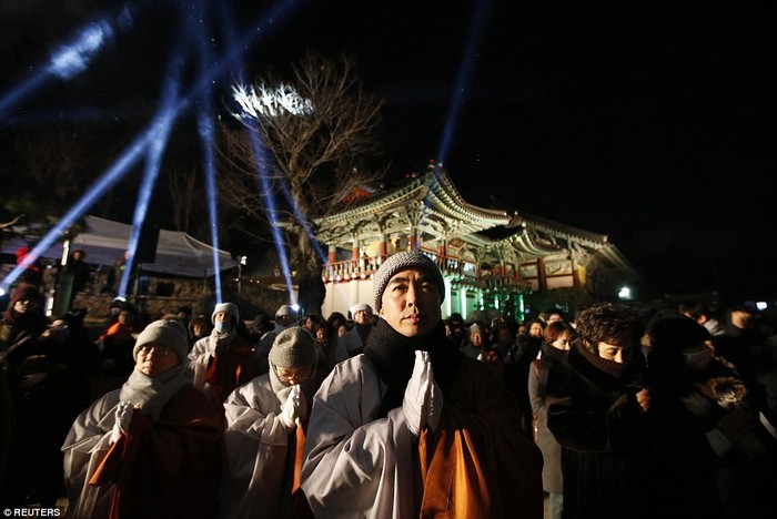 Các nhà sư và thiện tín cầu nguyện tại đền Bongeun, Seoul, Hàn Quốc.