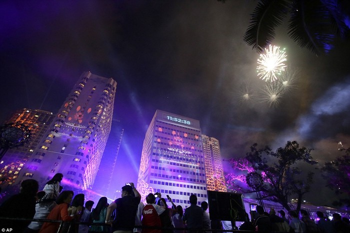 Màn trình diễn ánh sáng laser tại Manila trong đêm giao thừa.