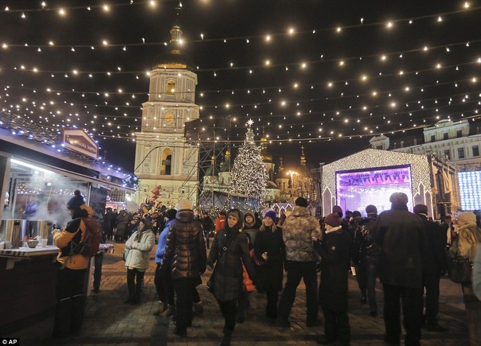 Trải qua một năm xung đột, bất ổn chính trị, người Kiev, Ukraine đón năm mới trong bình dị.