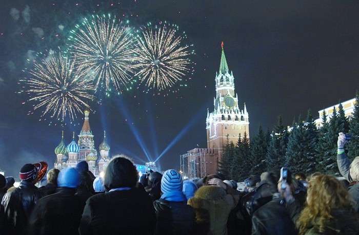 Tháp đồng hồ trên điện Kremlin được thắp sáng trong đêm.