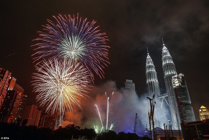 Màn bắn pháo hoa mừng nắm mới tại tòa tháp đôi ở thủ đô Kuala Lumpur, Malaysia.