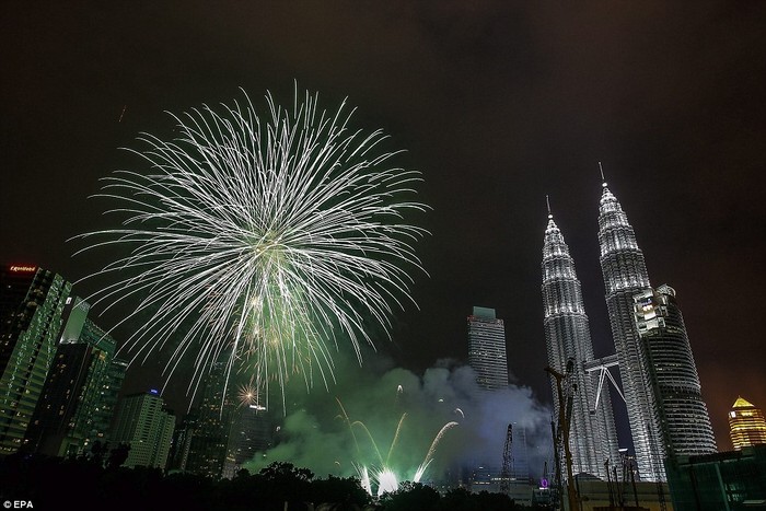 Thủ đô Malaysia rực rỡ trong đêm.
