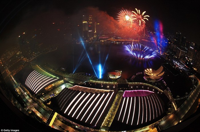 Singapore kỷ niệm 50 năm độc lập trong ngày cuối cùng của năm cũ.