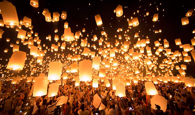 Người dân Thái Lan thường đốt đèn trời để ăn mừng trong các dịp lễ hội.