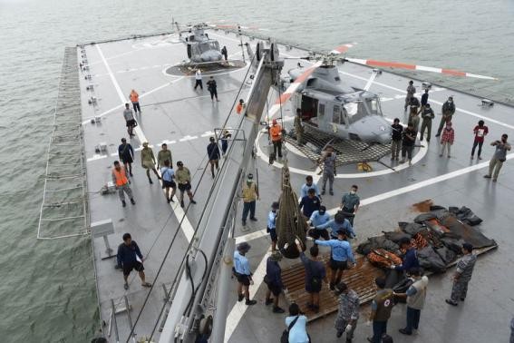 Thi thể các nạn nhân trong thảm kịch hàng không ngày 28/12 trên tàu tìm kiếm của Hải quân Indonesia.