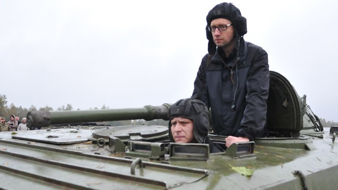 Thủ tướng Ukraine Arseny Yatsenyuk đứng trên một chiếc xe tăng.
