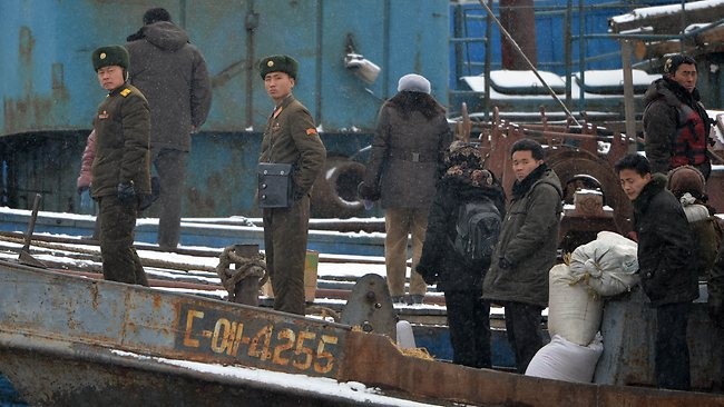 Binh sĩ Triều Tiên tại một trạm kiểm soát biên giới trên bờ sông Áp Lục ở thị trấn Sinuiju, gần thành phố Đan Đông của Trung Quốc.