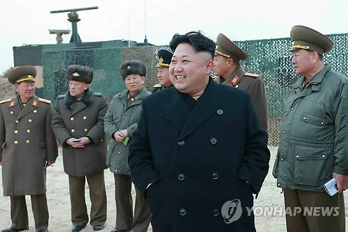 Lãnh đạo Triều Tiên Kim Jong-un thị sát tập trận bắn đạn thật của các nữ xạ thủ.