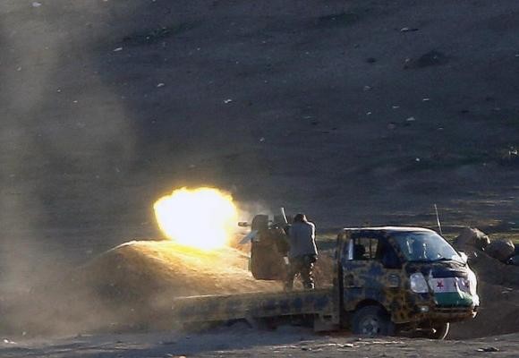 Phiến quân Syria chiến đấu với IS ở Kobani ngày 4/11/2014.