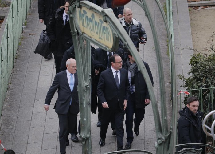 Tổng thống Hollande tới thăm hiện trường vụ tấn công.
