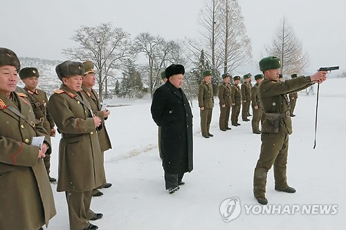 Nhà lãnh đạo Triều Tiên Kim Jong-un quan sát binh sĩ tập bắn. Nguồn Yonhap.