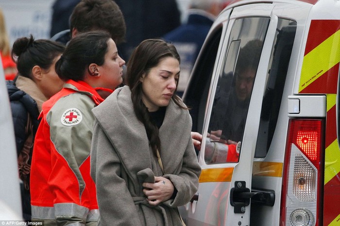 Một phụ nữ khóc bên ngoài văn phòng khi vụ tấn công xảy ra.