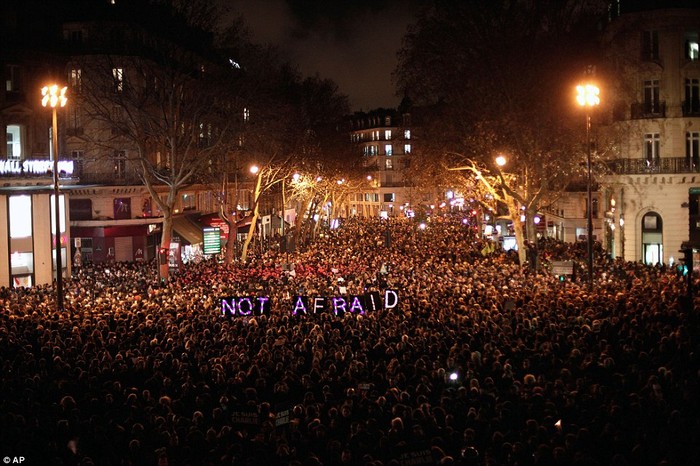 Dòng chữ &quot;đừng sợ&quot; nổi bật trong đám đông những người tham gia cầu nguyện cho các nạn nhân của vụ thảm sát tại tòa soạn Charlie Hebdo.