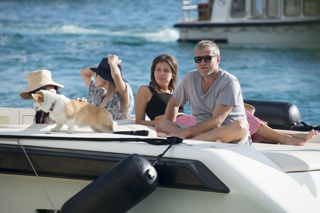 Năm mới 2015, Abramovich không còn đổ nhiều tiền cho những thú vui xa xỉ. Tỉ phú Nga đi nghỉ khá yên tĩnh với bạn gái và gia đình người bạn.