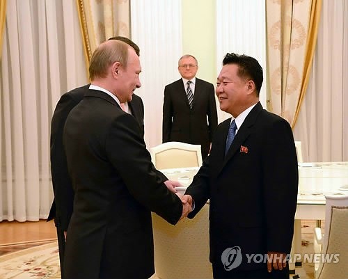 Tổng thống Nga Vladimir Putin tiếp đón đặc sứ của nhà lãnh đạo Kim Jong-un, tướng Choe Ryong-hae trong chuyến thăm Moscow vào tháng 10.2014.
