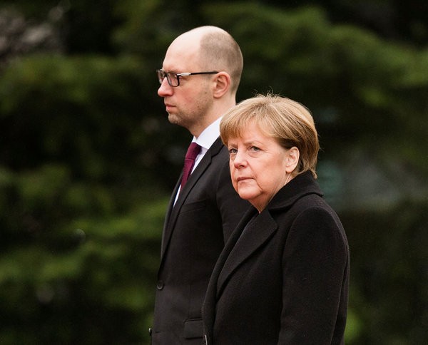 Thủ tướng Ukraine Yatsenyuk và Thủ tướng Đức Angela Merkel.