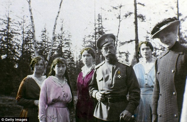 Sa hoàng Nicholas II và 4 cô con gái Maria, Anastasia, Olga và Tatiana trong một chuyến đi chơi.