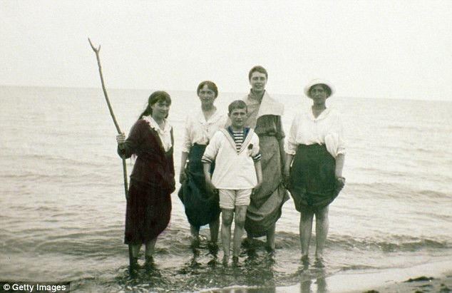 Trái sang phải: Công chúa Maria và Olga và Tatiana Romanov trên bãi biển với hai người anh em họ Alexei.