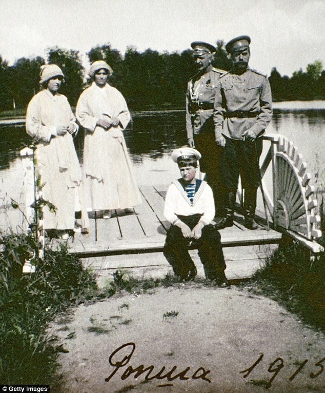 Một bức hình hiếm hoi của gia đình Sa hoàng Nicholas II.