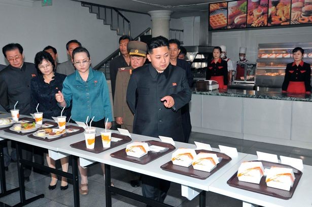 Lãnh đạo Kim Jong-un thăm một nhà hàng phục vụ đồ ăn nhanh ở Bình Nhưỡng.