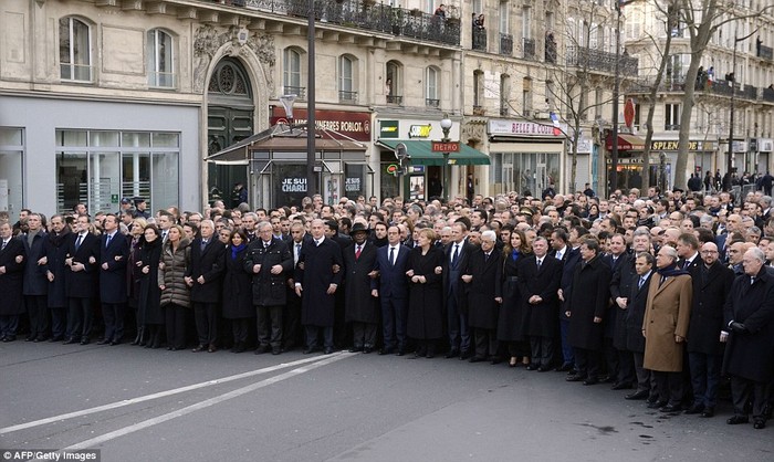 Các nhà lãnh đạo từ khắp nơi trên thế giới, gồm Đức, Ý, Tây Ban Nha, Jordan, Israel, Hy Lạp, Anh, Đan Mạch, EU, Mali, Thổ Nhĩ Kỳ, Ukraine tham gia lễ tuần hành ở Paris.