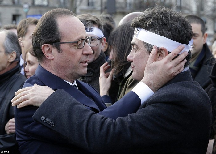 Tổng thống Pháp Francois Hollande (trái) an ủi Patrick Pelloux (phải) từ tạp chí châm biếm Charlie Hebdo.