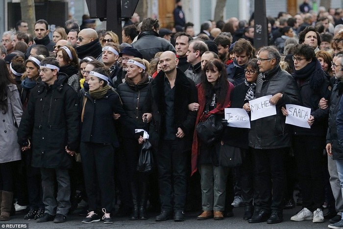 Thân nhân 17 nạn nhân thiệt mạng trong vụ xả súng tham gia tuần hành tại Paris.