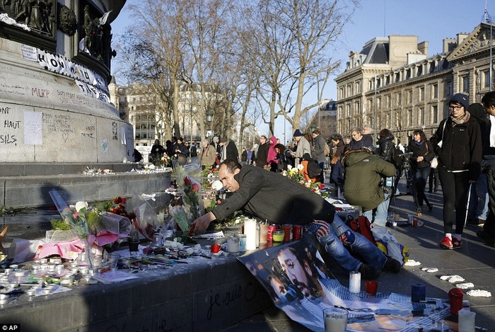 Người Pháp tưởng niệm các nạn nhân của hai vụ xả súng đẫm máu giết chết 17 người.