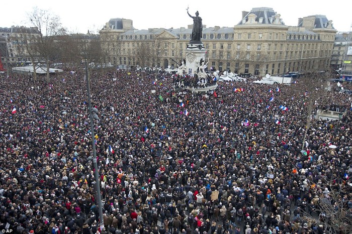 Gần 3,7 triệu người đã đổ xuống đường trên khắp nước Pháp để tham dự cuộc tuần hành kéo dài một ngày 11/1.